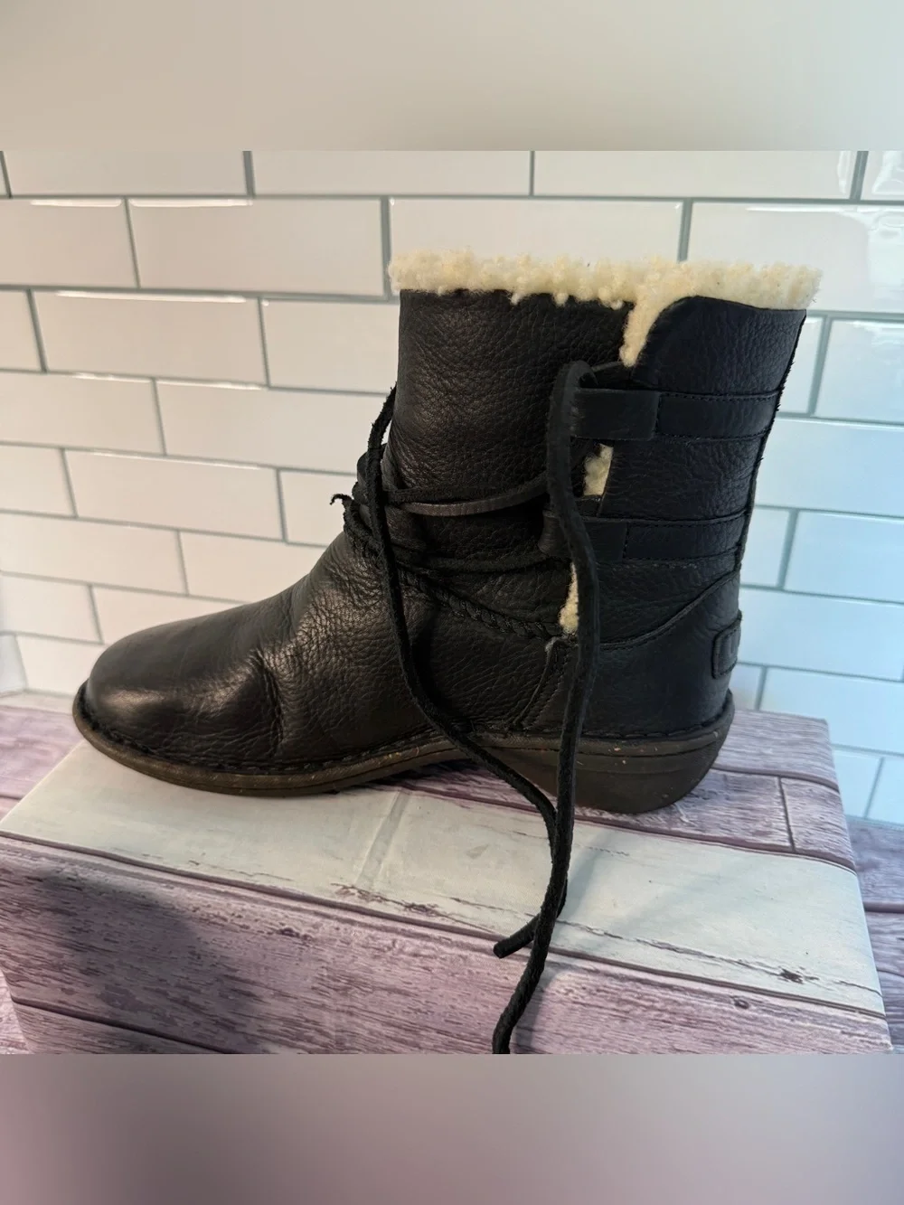 UGG 1932 “Caspia” black 🖤 leather Sherpa lined boots size 6.